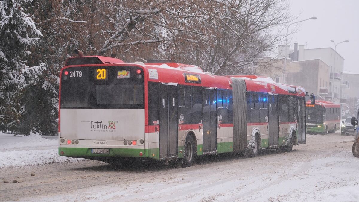 Autobus przegubowy linii nr 20