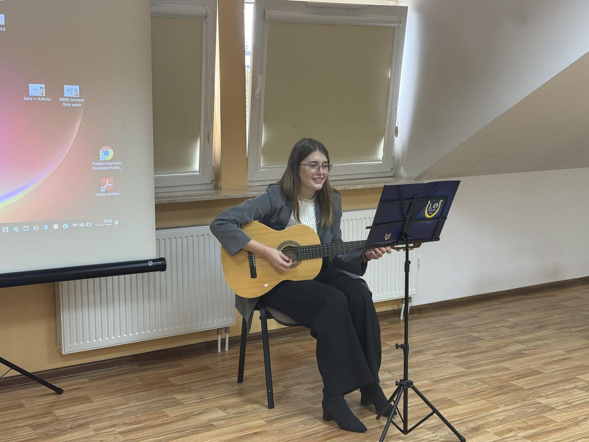 Uczniowie &#34;Kołłątaja&#34; zaprezentowali pensjonariuszom hospicjum program artystyczny. Tematyka nawiązywała do Narodowego Święta Niepodległości. Na zdjęciu Klaudia Wleciał. 