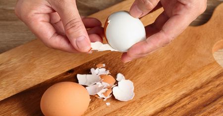 Całe życie źle obierałeś jajka. Szef kuchni odkrył "świętego Graala" kuchennych trików