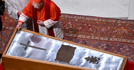 Ten dokument schowano do trumny Franciszka. Opublikowano treść