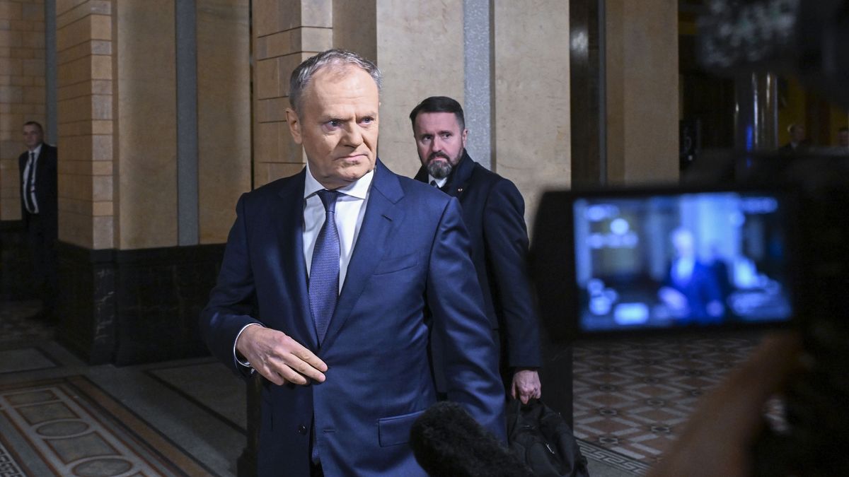 epaselect epa12595736 Poland's Prime Minister Donald Tusk arrives for the Eastern Flank Summit in Helsinki, Finland, 16 December 2025. The Finnish prime minister convened the leaders of seven EU member states bordering Russia to discuss threats to European security and defense readiness along the EU's eastern border. EPA/KIMMO BRANDT Dostawca: PAP/EPA.