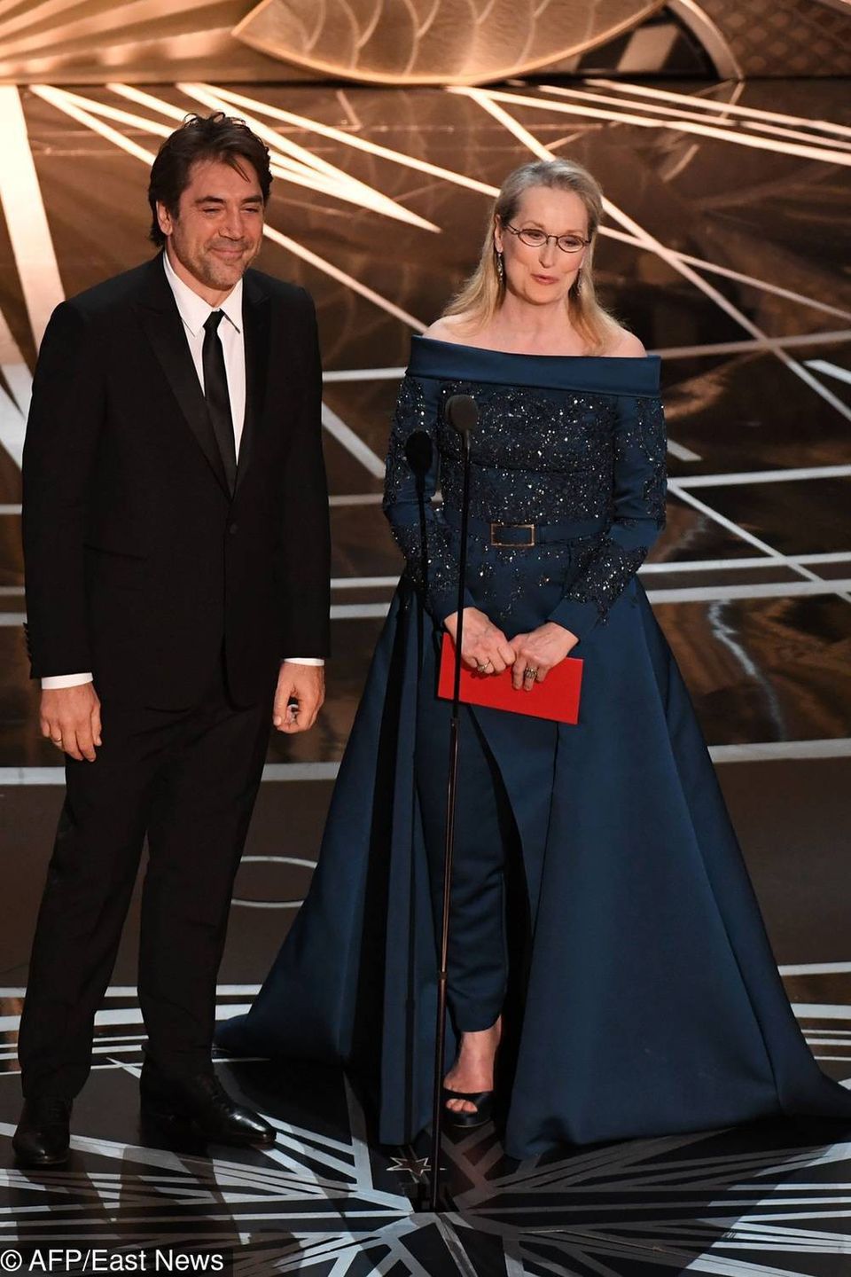 Oscary 2017 – Meryl Streep postawiła na głęboki odcień niebieskiego, a odkrywając ramiona podkreśliła swoją kobiecość. Na czerwonym dywanie wzbudzała zachwyt zarówno fotoreporterów, jak i zgromadzonej publiczności.