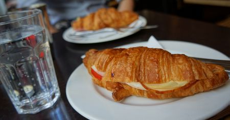 Croissant z serem