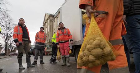 Rozdają kapustę i przekonują do swoich postulatów. Drugi dzień protestu rolników w Szczecinie