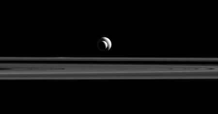Sonda Cassini jest w kosmosie już od 20 lat. Oto najlepsze zdjęcia Saturna, które zarejestrowała