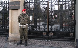 Cmentarz Rakowicki zamknięty. Trwa ekshumacja Janusza Kurtyki.