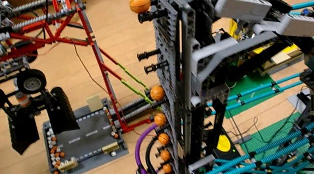 Niesamowita samowystarczalna maszyna z klocków LEGO [wideo]