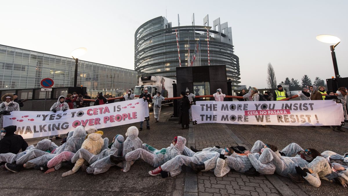 Na zdjęciu protest przeciwników umowy w Strasburgu
