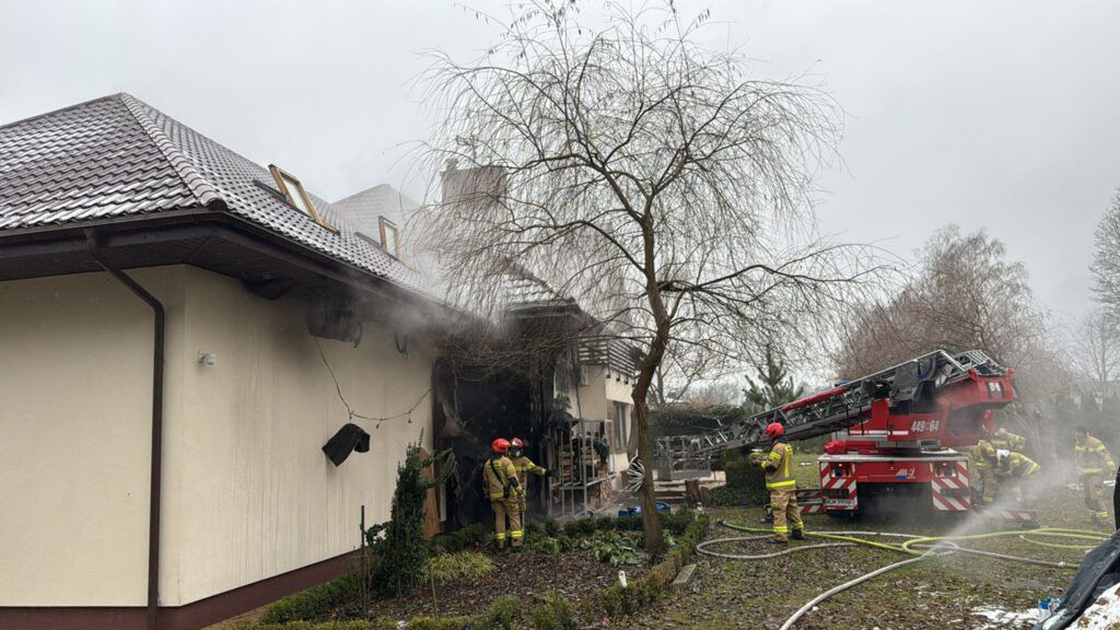 Stare Budy: Pożar budynku jednorodzinnego. Z ogniem walczy 8 zastępów straży pożarnej