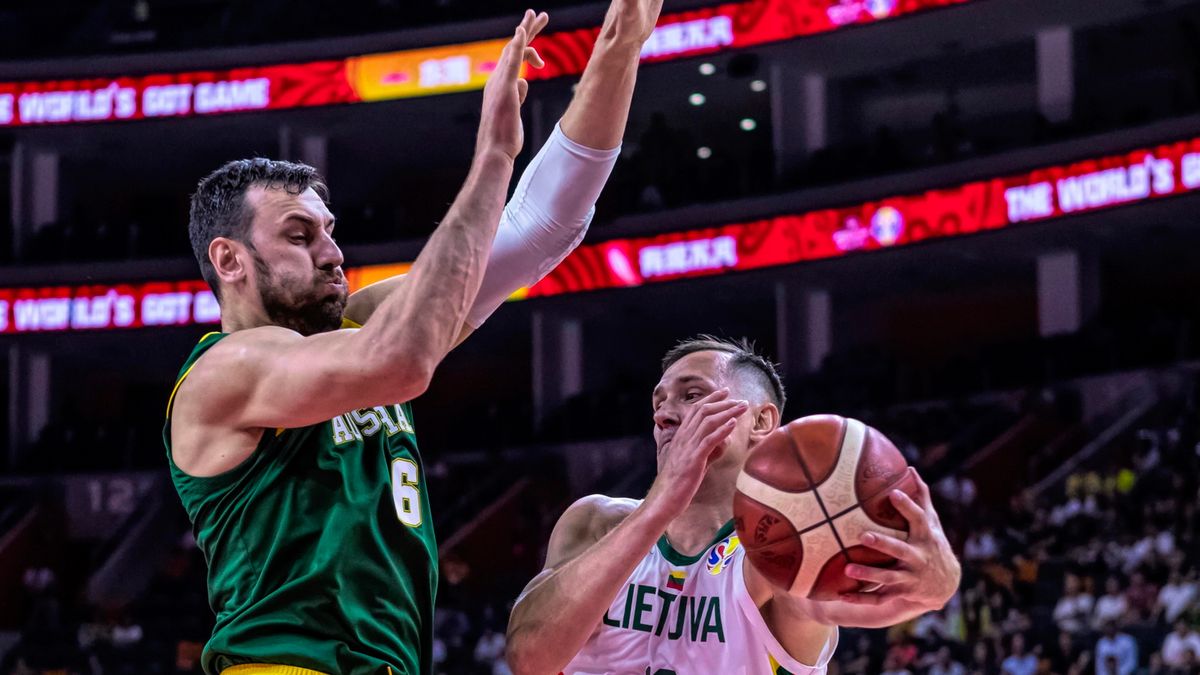 PAP/EPA / ALEX PLAVEVSKI  / Na zdjęciu: Andrew Bogut (z lewej) oraz Paulius Jankunas 