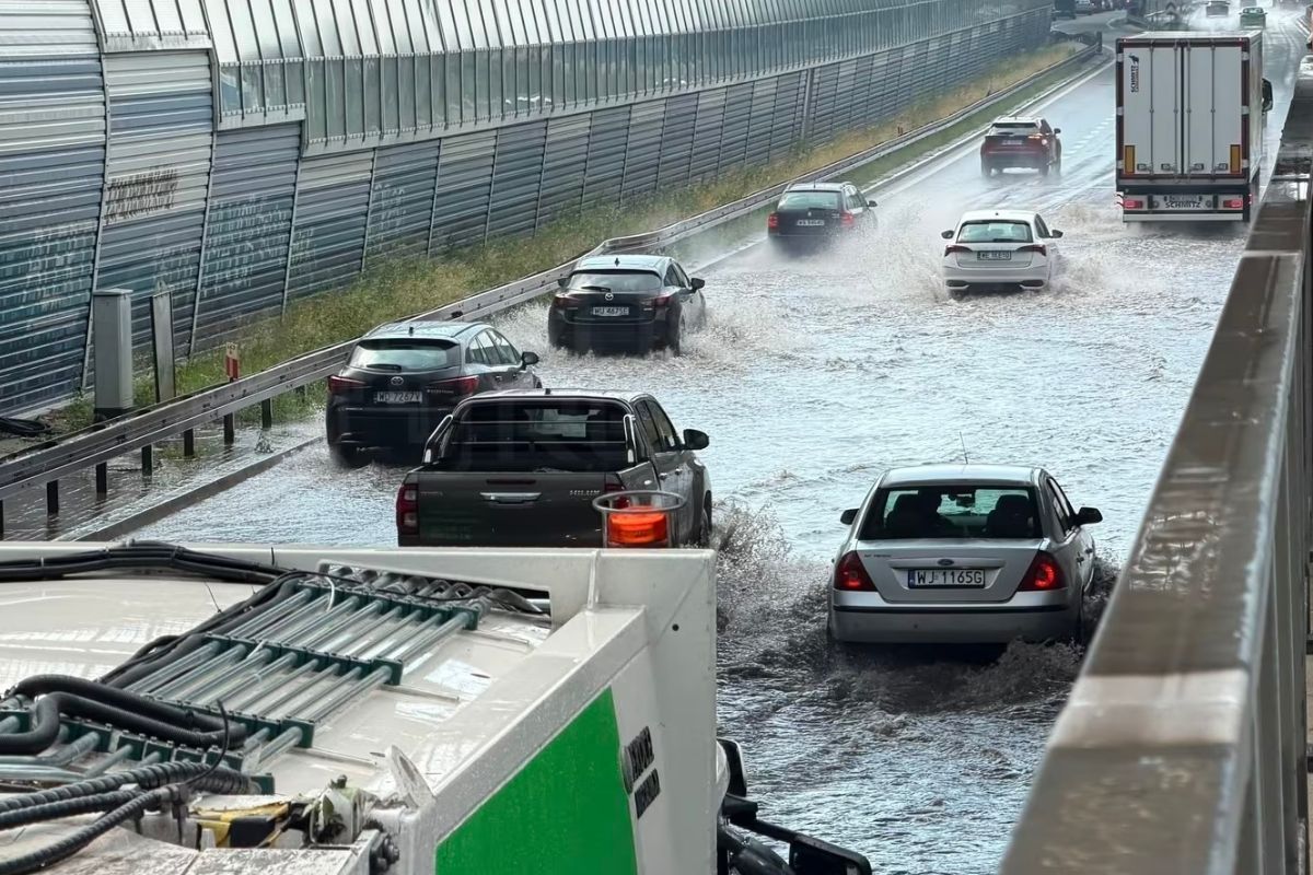 Ruch na trasie S8 odbywa się "płynnie". Po raz kolejny zalany odcinek przy Annopolu