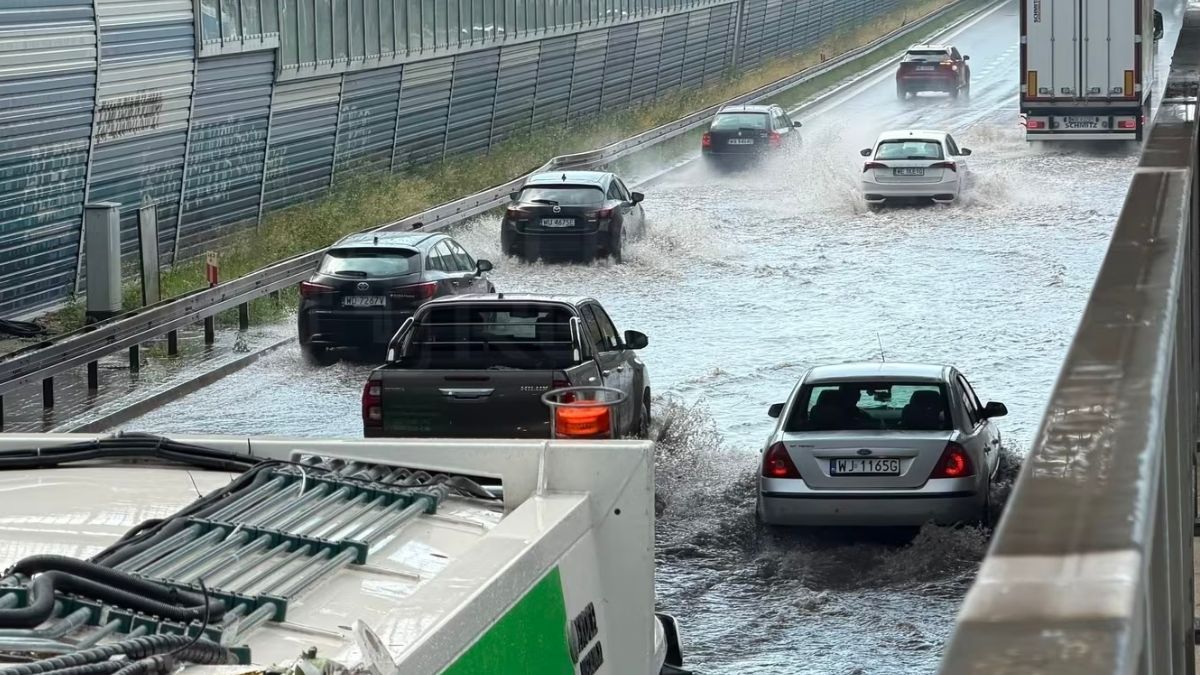 Trasy w Warszawie są zalane po ulewach.