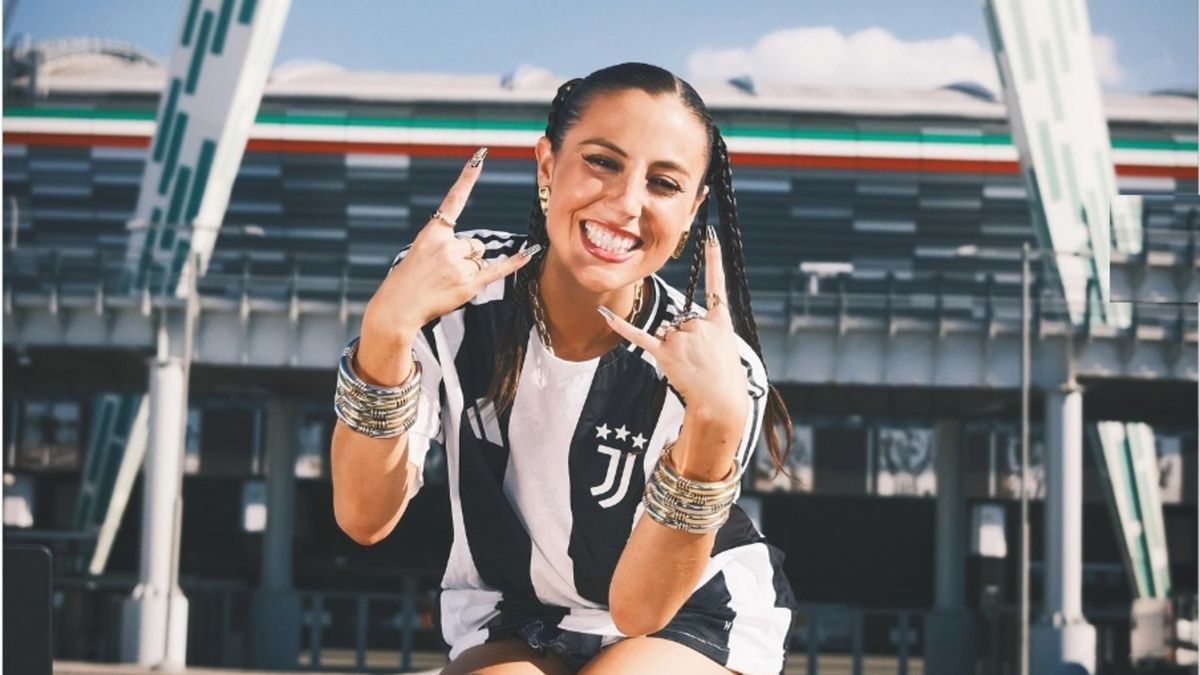 Tia Tia w koszulce Juventusu