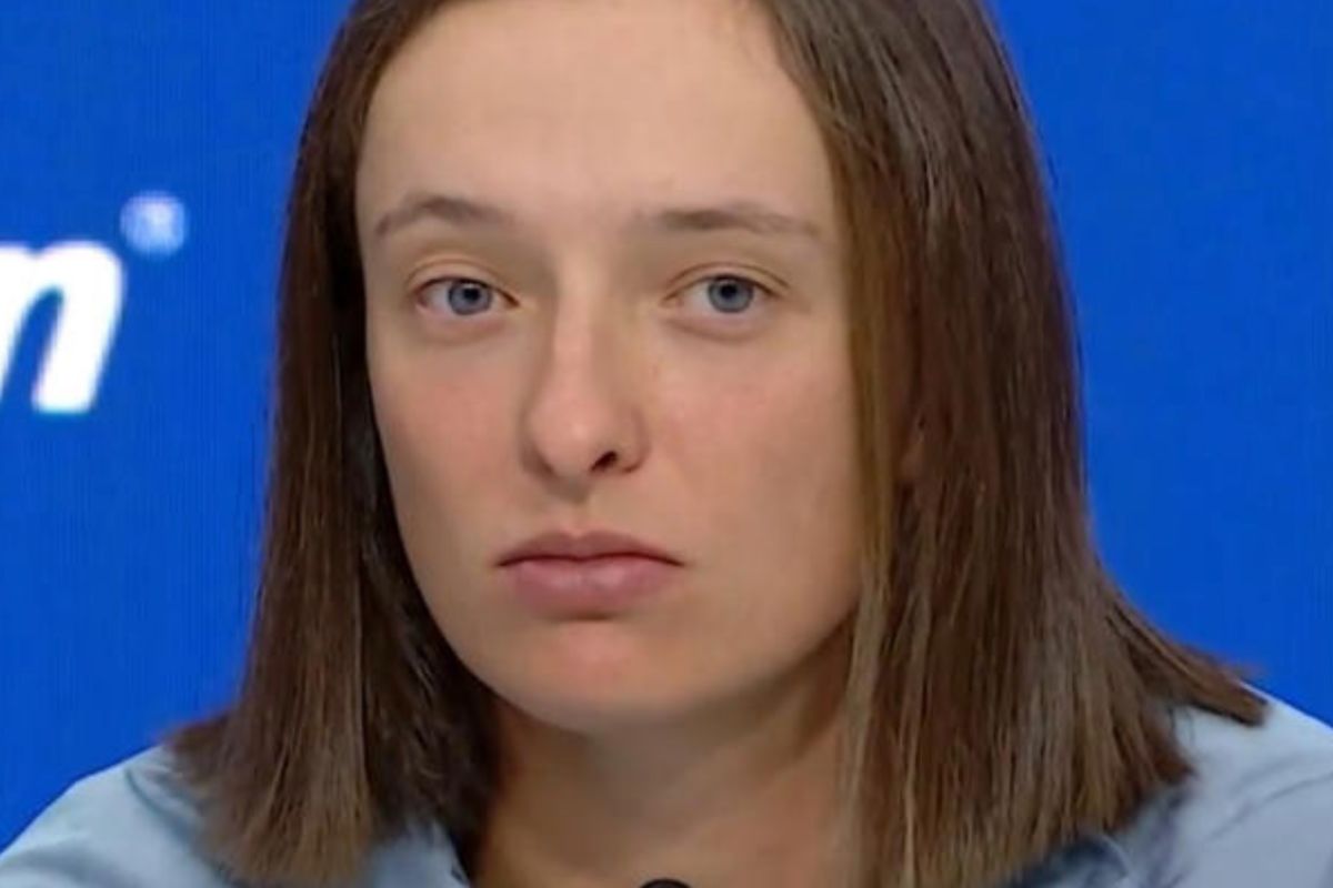 Koraliki na konferencji Igi Świątek. O co i kiedy można pytać sportowców?