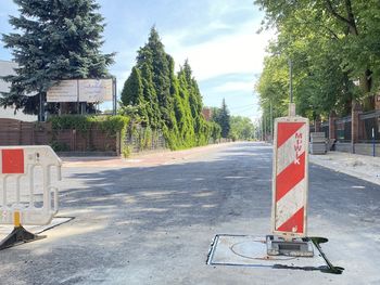 Asfalt położony. Pomimo upałów drogowcy położyli asfalt na Racławickiej w Lesznie