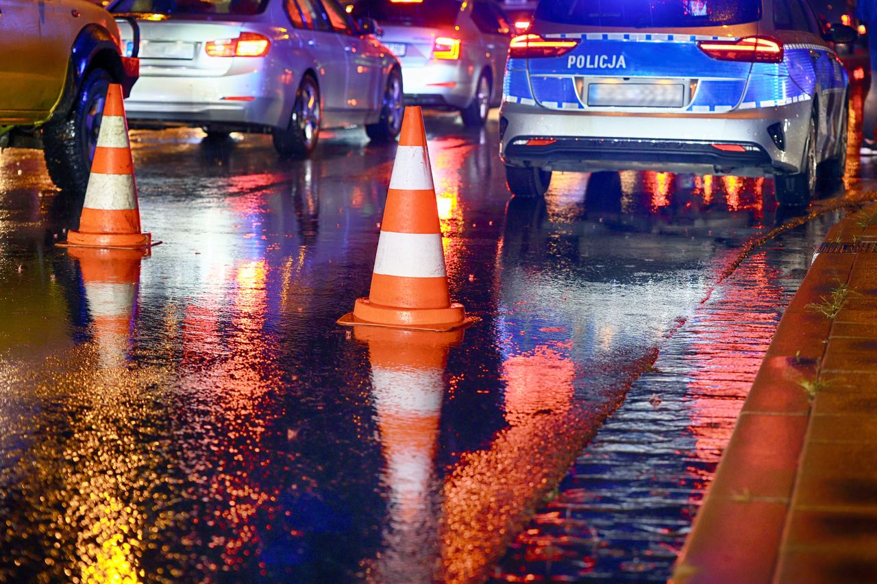 87-latek pomylił biegi. Zniszczył cztery samochody