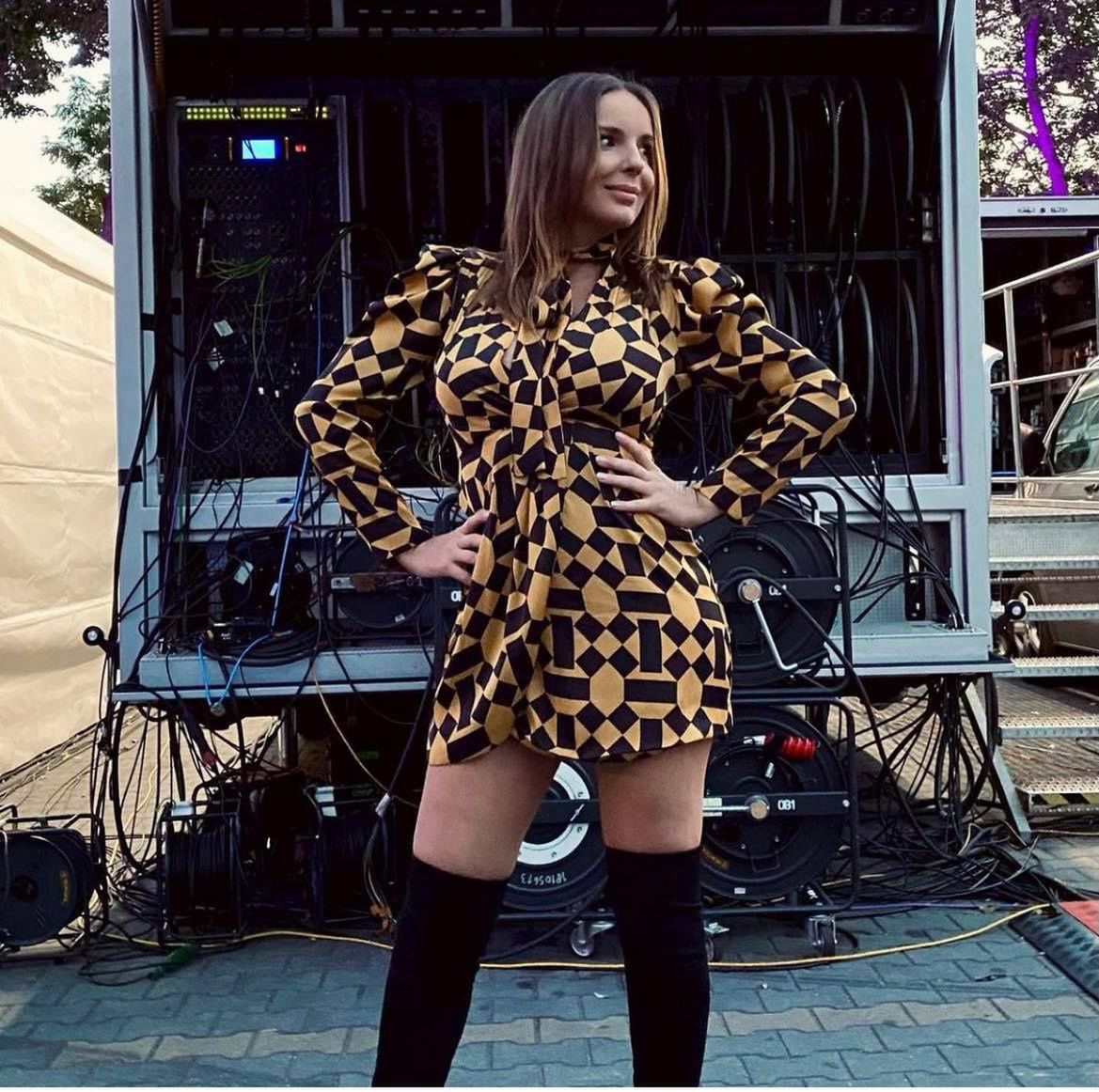 Agnieszka Włodarczyk karmi synka piersią w restauracji