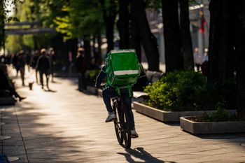Chcą wysokich kar za taki rower. Polskie miasto na wojnie z kurierami