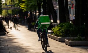 Chcą wysokich kar za taki rower. Polskie miasto na wojnie z kurierami