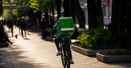 Chcą wysokich kar za taki rower. Polskie miasto na wojnie z kurierami