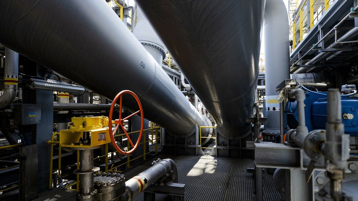 Terminal LNG w Rotterdamie2022-08-03 12:38:39 ROTTERDAM - The LNG installation on a floating LNG factory in the port of Rotterdam. The LNG plant stores liquefied natural gas (LNG) and converts it back into gas for delivery to the Dutch gas grid. ANP SEM VAN DER WAL netherlands out - belgium outSem van der Wal