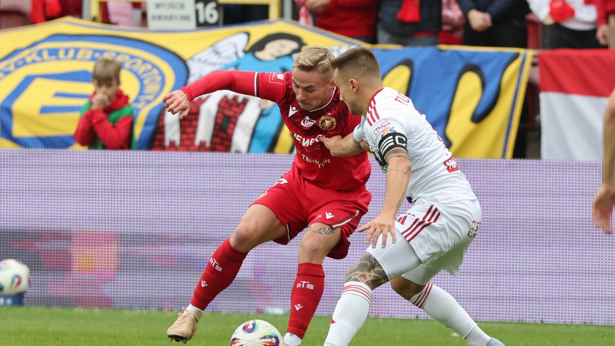 PAP / Marian Zubrzycki / Na zdjęciu: Mariusz Fornalczyk oraz Fran Tudor w walce o piłkę