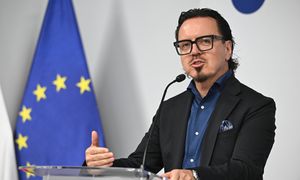 Gigant przejmie akcje PGZ? Minister komentuje