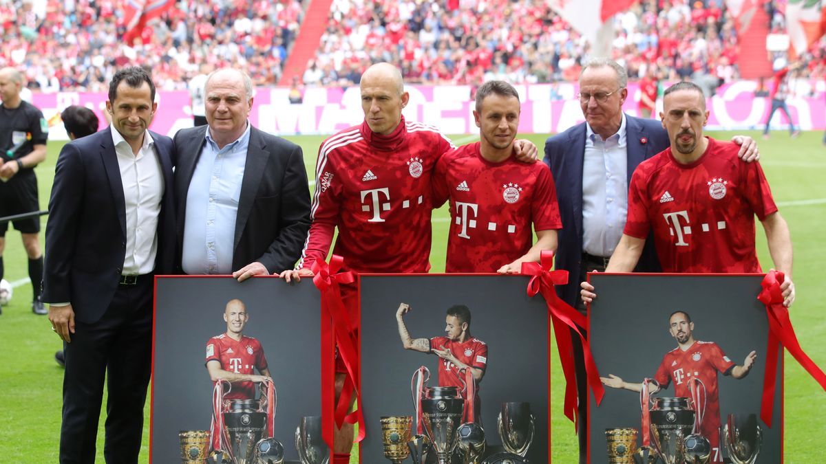 Zdjęcie okładkowe artykułu: Getty Images / Alexander Hassenstein/Bongarts / Na zdjęciu: Arjen Robben, Rafinha i Franck Ribery z szefostwem Bayernu