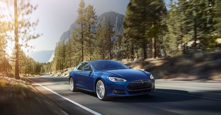 Nowa Tesla Model S 90D: samochód jak komputer. Upgrade i overclocking zmienia go w rakietę