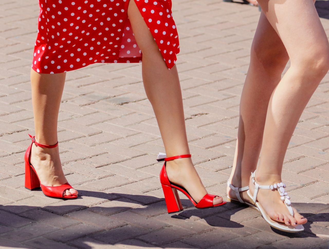 Modne sandały damskie - za te modele zapłacisz mniej niż 100 złotych!