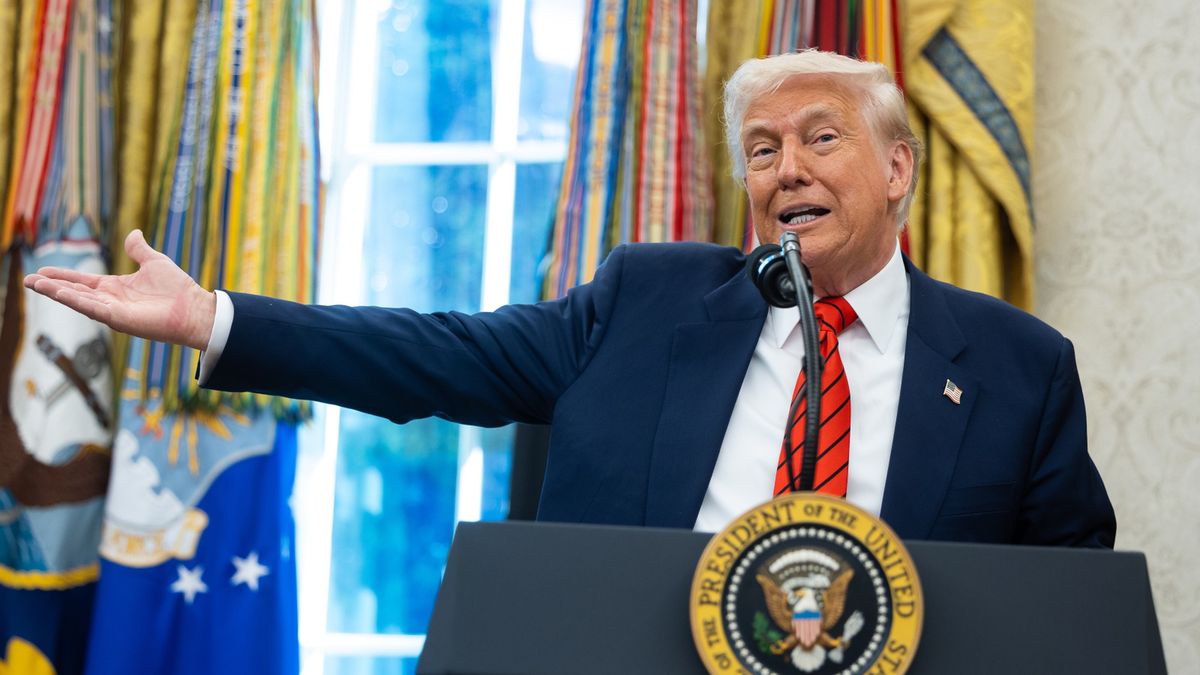 Steve Wikoff, Special Envoy to the Middle East sworn in
epa12078815 US President Donald Trump speaks during a swearing in ceremony for Special Envoy to the Middle East Steve Witkoff in the Oval Office of the White House in Washington, DC, USA, 06 May 2025.  EPA/FRANCIS CHUNG / POOL 
Dostawca: PAP/EPA.
FRANCIS CHUNG / POOL
special envoy, swearing in