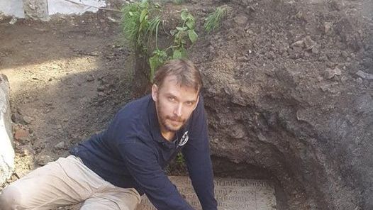 Złoty Stok. Historia wychodzi na powierzchnię. Odkryto cenne epitafia z XVII wieku. Historyk Piotr Stojanowicz ze znaleziskiem