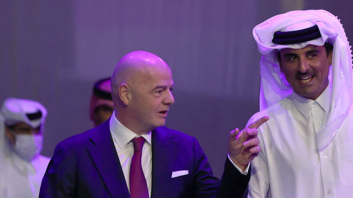 prezydent FIFA Gianni i Infantino i emir Kataru Tamim bin Hamad Al Thani