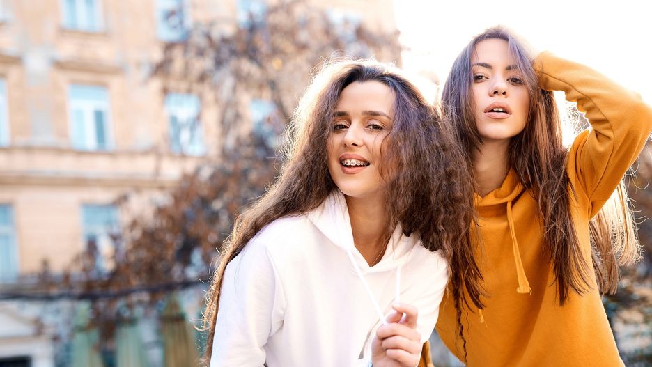 Modne bluzy możesz z łatwością dopasować do stylizacji.