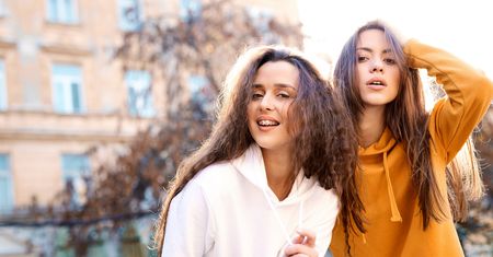 Modne bluzy do 100 zł - sprawdź, jakie modele warto kupić w tym sezonie