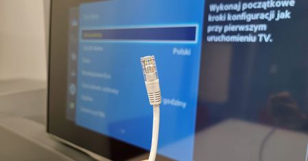 Zapomnij o Wi-Fi w telewizorze. 5 dobrych powodów, dla których powinieneś podłączyć TV do routera kablem