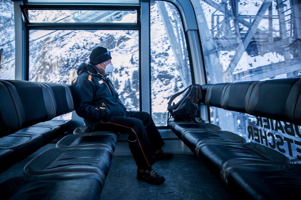 Pracownik ośrodka narciarskiego na lodowcu Stubai podróżuje samotnie gondolą podczas lockdownu