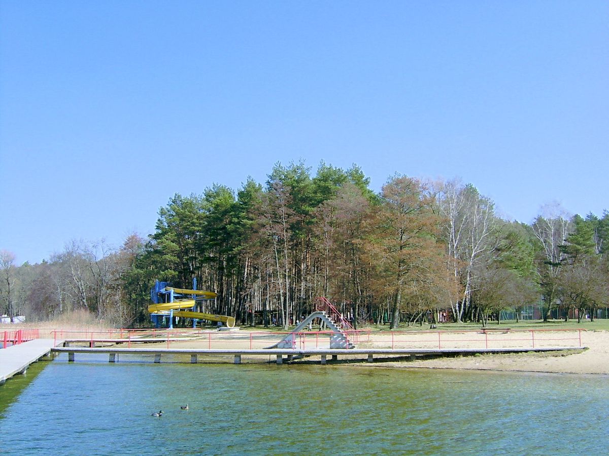 Niedaleko dawnego jeziora Grążyk znajduje się jezioro Głębokie