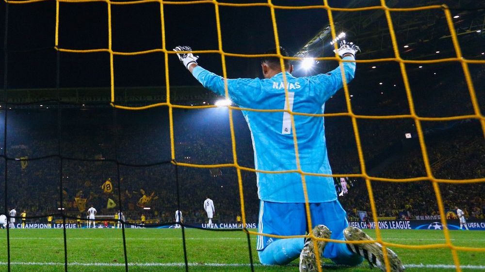 Keylor Navas modli się przed meczem Realu Madryt