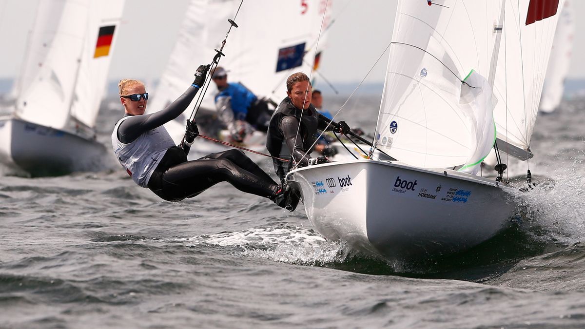 Materiały prasowe / Okpress / www.segel-bilder.de / Kieler Woche / Na zdjęciu: Agnieszka Skrzypulec (z prawej) i Irmina Mrózek Gliszczynka (z lewej) na jachcie olimpijskiej klasy 470