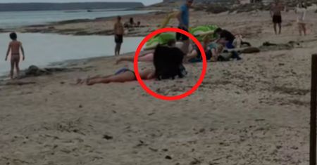 Polka poleciała do Grecji. Taki widok na plaży. Aż nagrała
