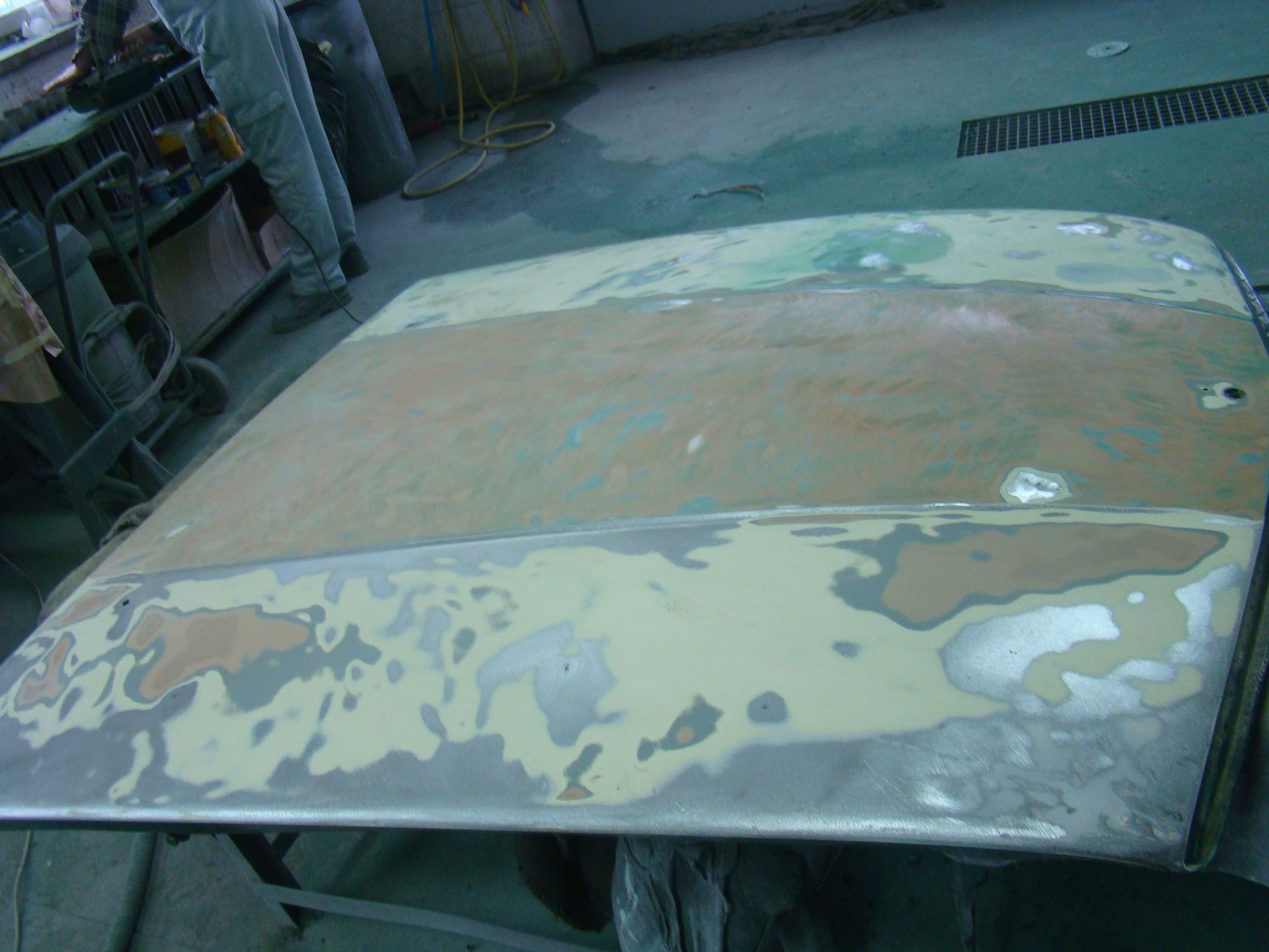 Mercedes 450 SL (R107) - prace nad pokrywą silnika 2