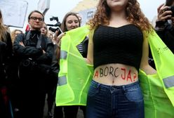 Czarny Protest. Tłumy przed siedzibą PiS przy ul. Nowogrodzkiej