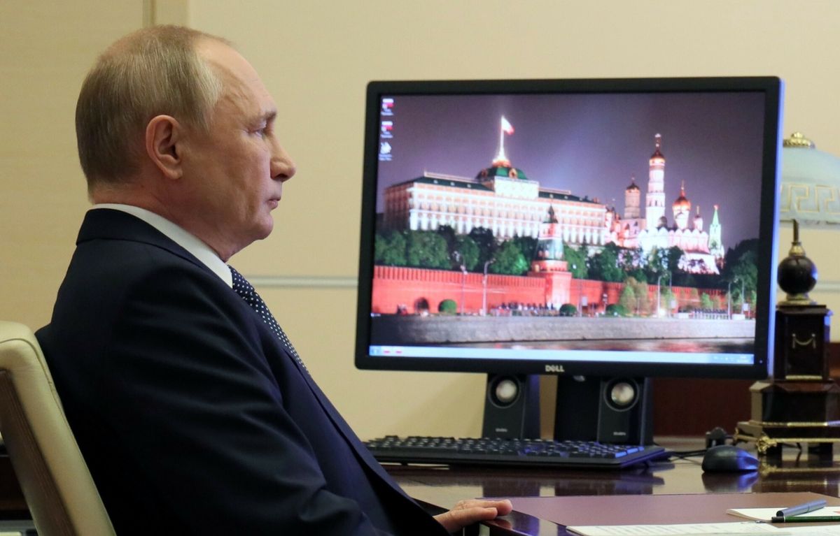 Władimir Putin podczas jednej z wideokonferencji ze współpracownikami. Przecieki z tych spotkań mają trafiać do serwisu Telegram