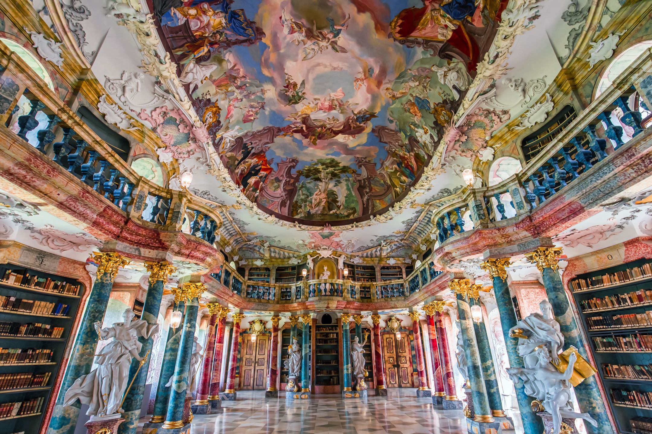 Wnętrza biblioteki w klasztorze benedyktynów w Wiblingen
