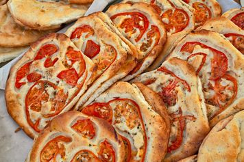 Włoski chlebek podbija podniebienia. Cieńszy niż focaccia i idealny do kanapek
