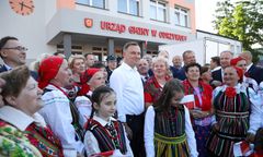 Koronawirus na wiecu Andrzeja Dudy. Wiadomo, jak blisko prezydenta byli zakażeni uczestnicy