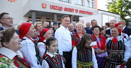 Koronawirus na wiecu Andrzeja Dudy. Wiadomo, jak blisko prezydenta byli zakażeni uczestnicy