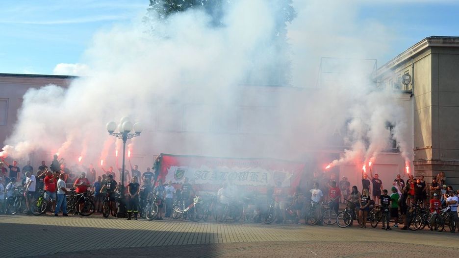 Przy dźwięku syren Kibice Stalówki zapalili flary