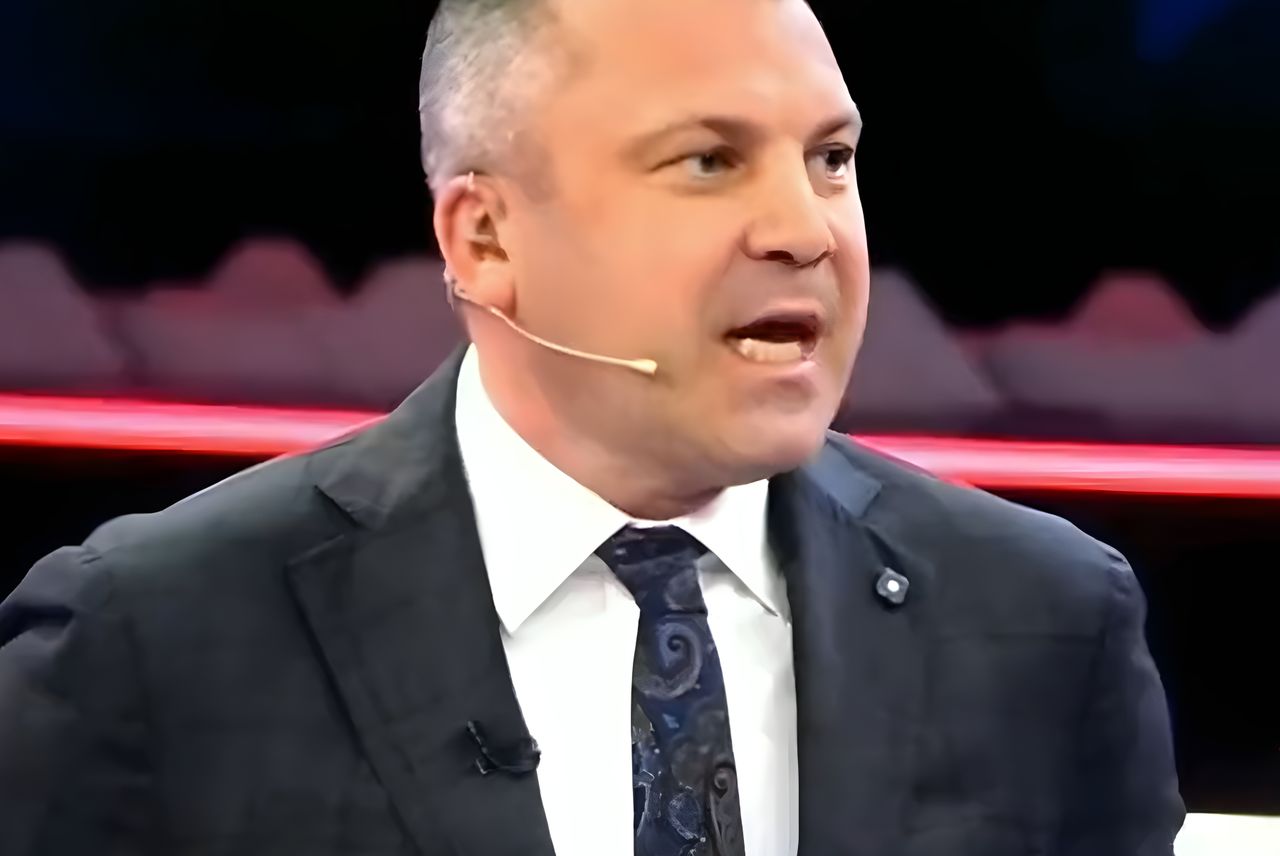 Dziennikarz Jewgienij Popow i deputowany Dumy Aleksiej Żurawliow starli się na antenie 